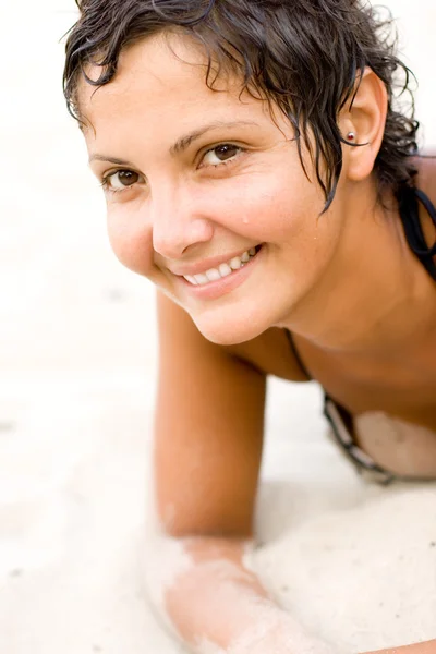 Brunet žena na pláži — Stock fotografie