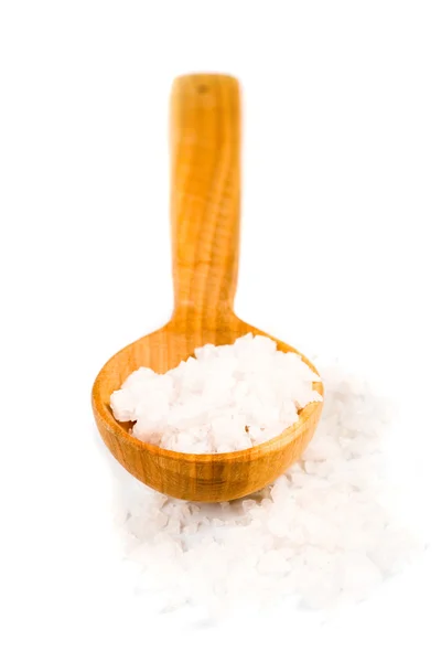 Koupelová sůl na dřevěnou lžící — Stock fotografie