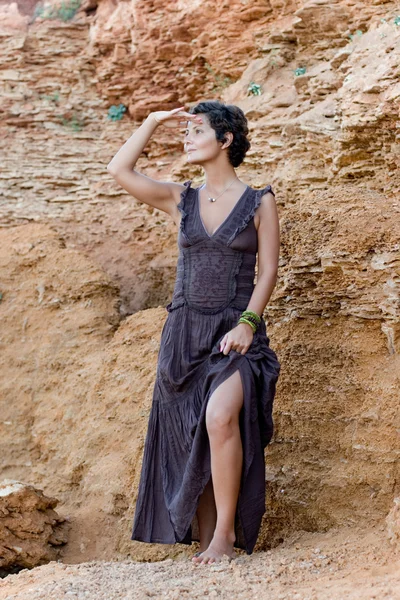 तपकिरी ड्रेस मध्ये ब्रुनेट महिला — स्टॉक फोटो, इमेज