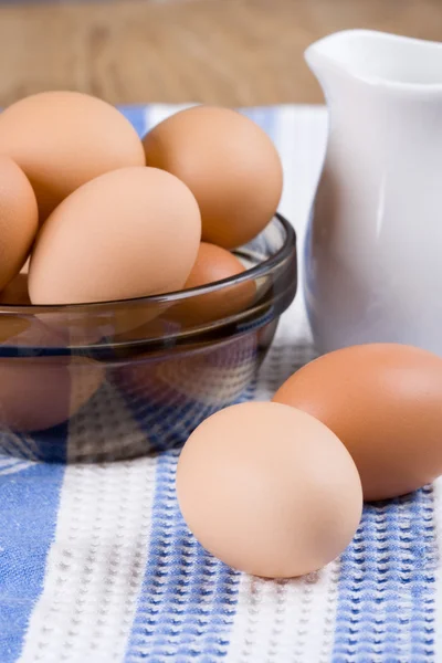 Huevos pardos y leche —  Fotos de Stock