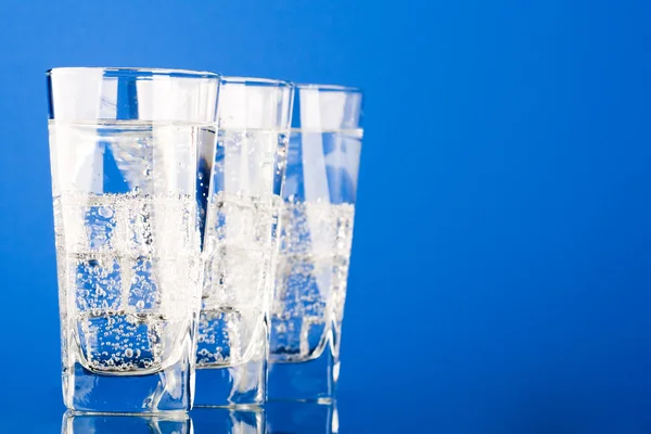 Tři sklenice se studenou vodou — Stock fotografie