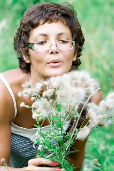 Brunet kadın bir çayırda — Stok fotoğraf
