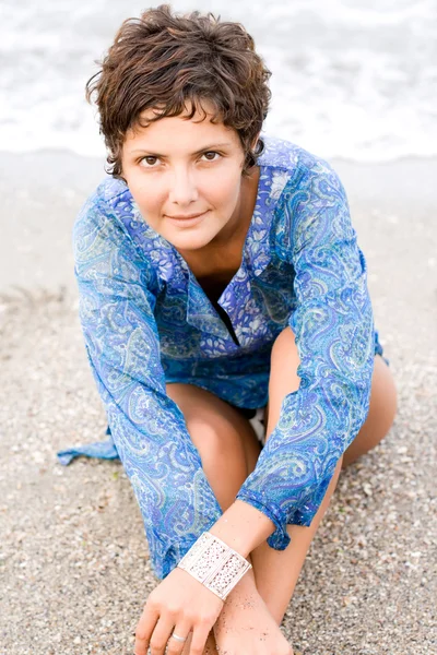 Жінка в блакитній сукні на пляжі — стокове фото