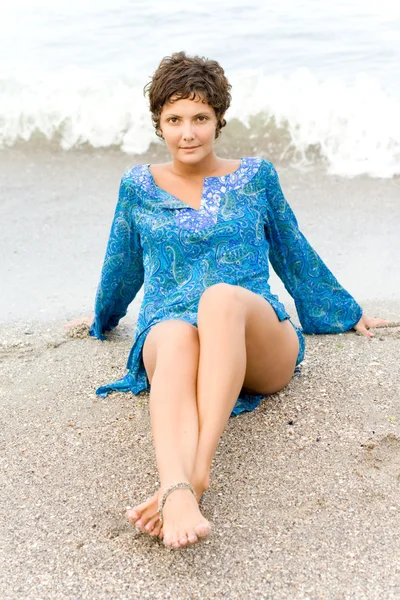Brunet, a kék ruhás hölgy — Stock Fotó