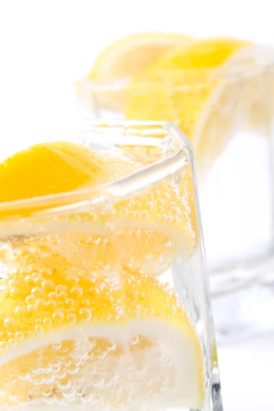 Содовая вода и лимон — стоковое фото