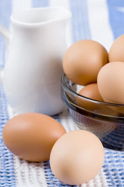 Яйца в миске и молоке — стоковое фото