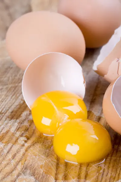 Huevos pardos rotos — Foto de Stock