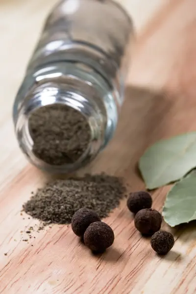 Pepper and bay leaves — Stock Photo, Image