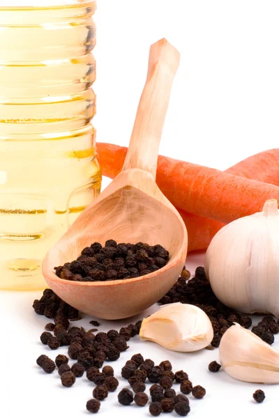 Morötter, vitlök, svartpeppar och olja — Stockfoto