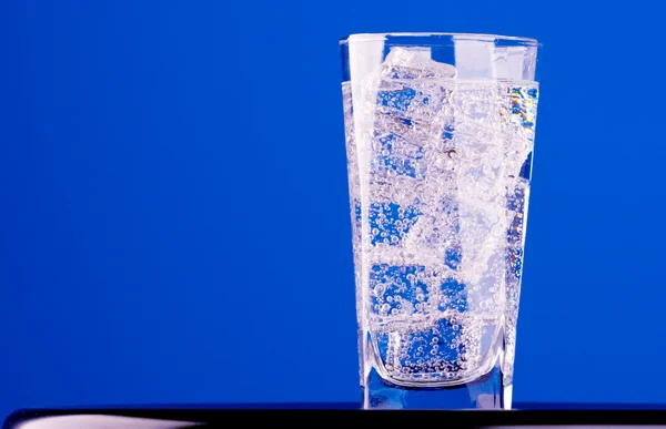 Vidro com água gelada — Fotografia de Stock
