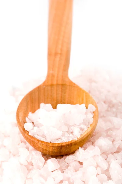 Mořská sůl na dřevěné lžičce — Stock fotografie