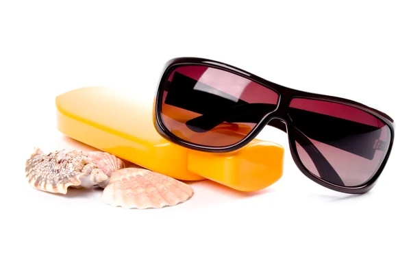 Güneş gözlüğü, kabukları ve losyon — Stok fotoğraf