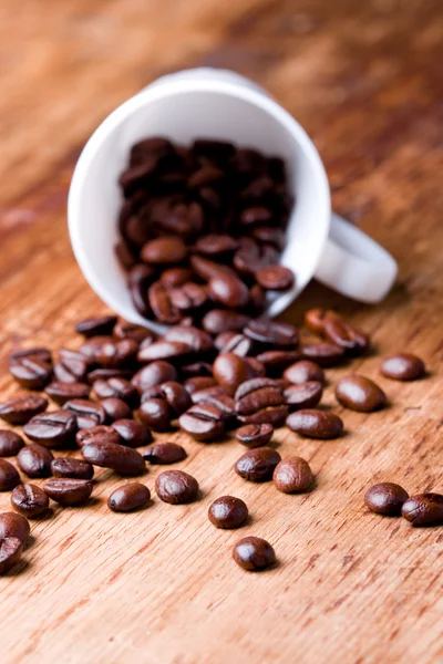 Coupe avec grains de café — Photo