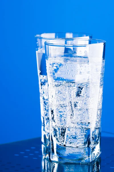 Trzy szklanki z zimną wodą — Zdjęcie stockowe