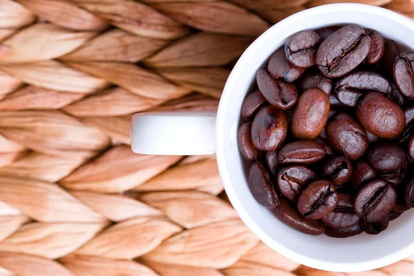Copa llena de granos de café — Foto de Stock