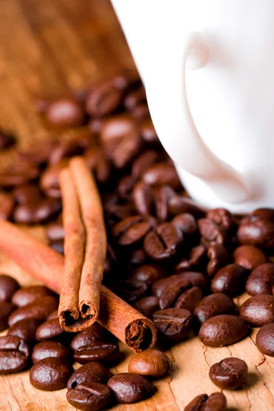 Koffiebonen, cup en kaneel — Stockfoto