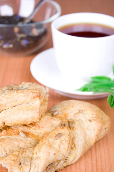 stock image Black tea with herbs and bread