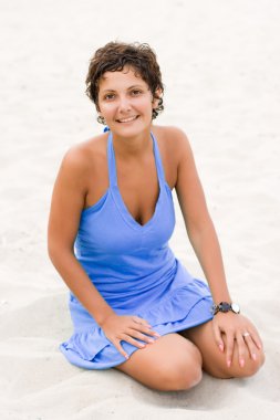içinde mavi bir kuma oturan kadın