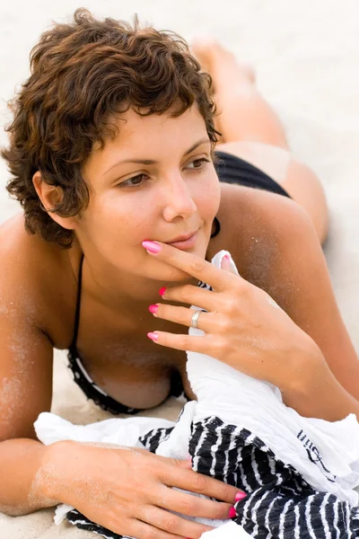 砂の上に横たわる黒髪の女性 — ストック写真