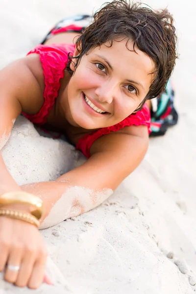 赤い砂の上に横たわる女 — ストック写真