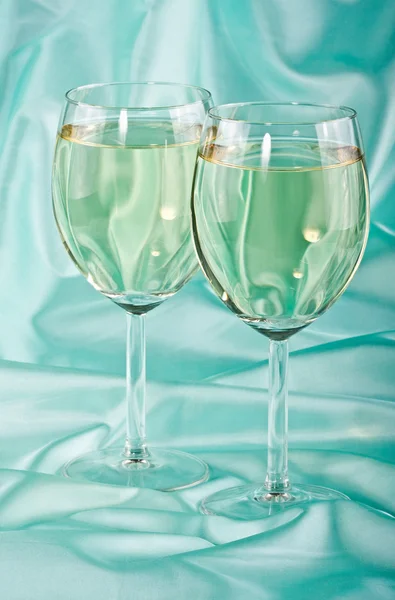İki kadeh beyaz şarap. — Stok fotoğraf