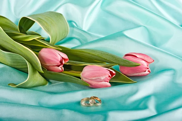 Dos anillos y tulipanes — Foto de Stock
