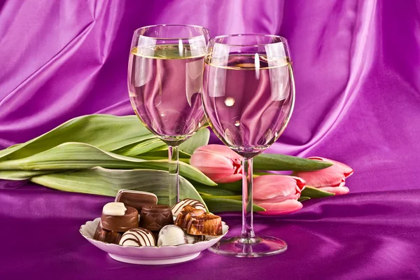 Gelas anggur, bunga dan permen — Stok Foto