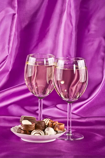 Dwie szklanki białego wina i słodkie — Zdjęcie stockowe