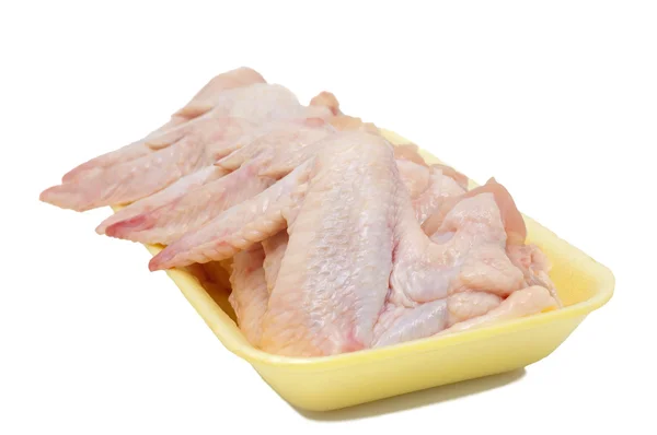 Skrzydełka kurczaka surowego na białym tle. — Zdjęcie stockowe