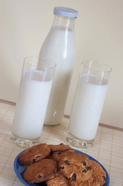 Milk in glasses, cookies. — Stock Photo, Image