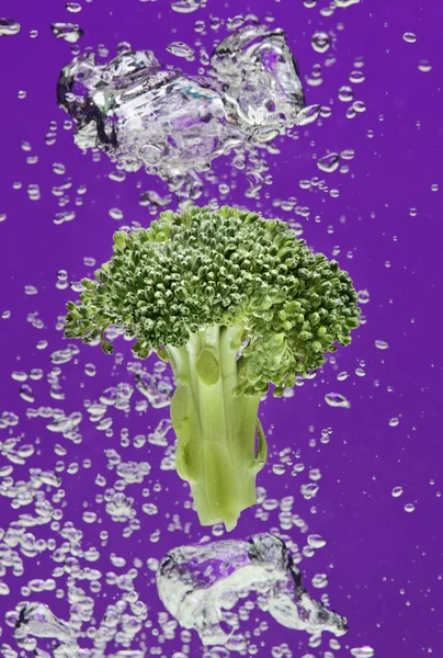 Gröna broccoli falla i vatten — Stockfoto