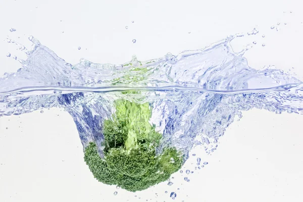 緑のブロッコリーが水に落ちる — ストック写真