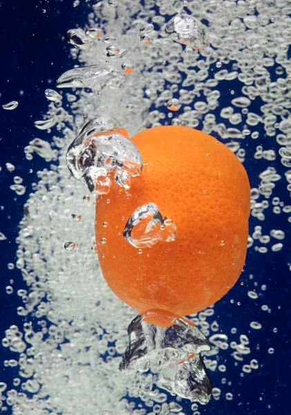 Orange (mandarine) tombant dans l'eau — Photo