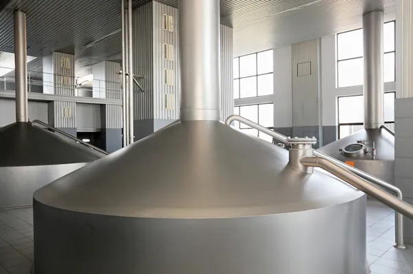 啤酒厂金属容量设备 — 图库照片