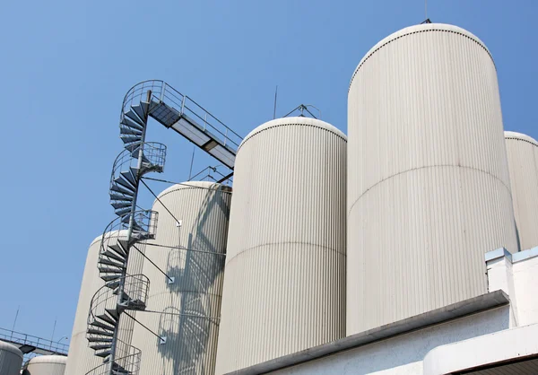 Colunas de destilação industrial — Fotografia de Stock