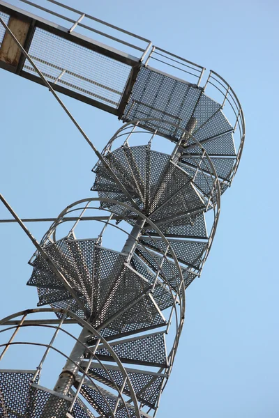 Металлическая спиральная лестница — стоковое фото
