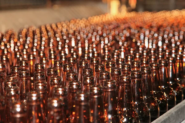Ο ΔΙΠΛΟΣ ΜΕΤΑΦΟΡΈΑΣ γραμμή με πολλά μπουκάλια μπύρας — Φωτογραφία Αρχείου