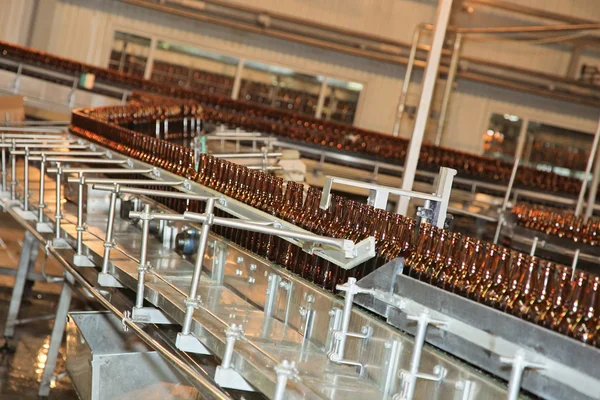 Przenośnik linii z wielu butelek piwa — Zdjęcie stockowe