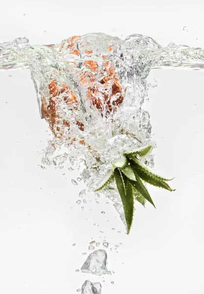 水に落ちる小さなパイナップル — ストック写真