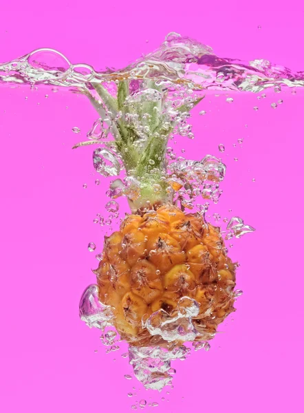 落在水中的小菠萝 — 图库照片