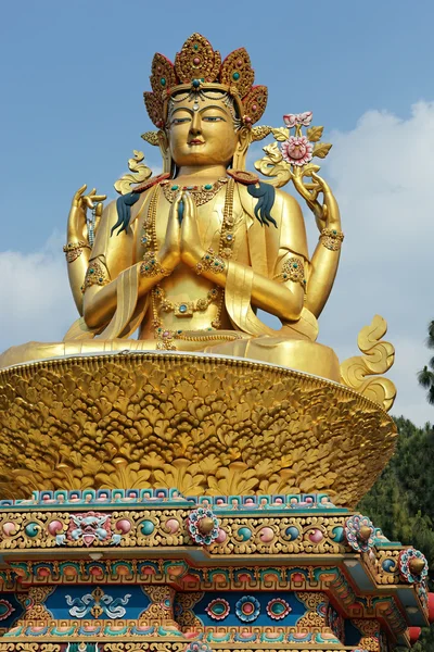 Гигантская золотая скульптура Шивы — стоковое фото