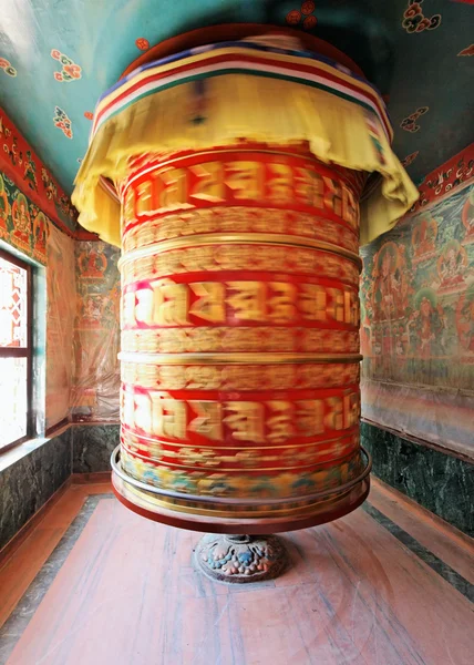 Enorme tamburo di preghiera rotante — Foto Stock
