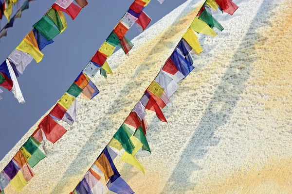 Färgade flaggor framför boudha nath — Stockfoto