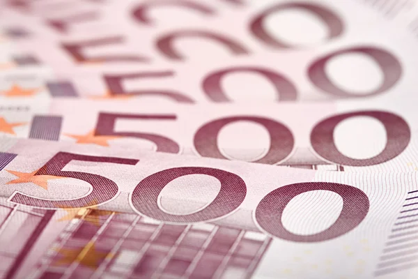 Bankbiljetten van 500 euro woeien uit — Stockfoto