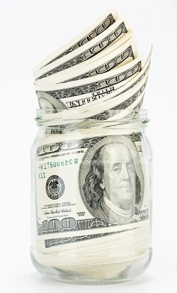 Много 100 долларов США в стеклянной банке — стоковое фото