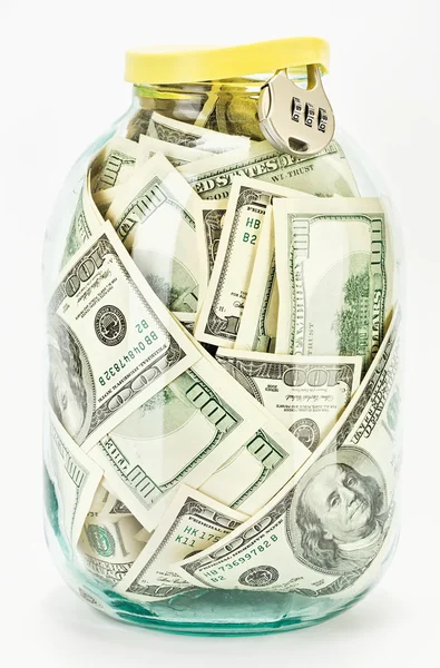 Muchos 100 dólares estadounidenses en un frasco de vidrio — Foto de Stock