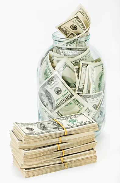 Veel 100 Amerikaanse dollars in een glazen pot — Stockfoto