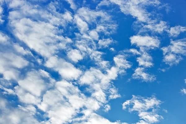 Kędzierzawy chmury na tle błękitnego nieba — Zdjęcie stockowe