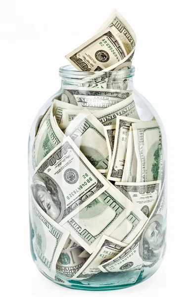 Много банкнот на 100 долларов США в стеклянной банке — стоковое фото