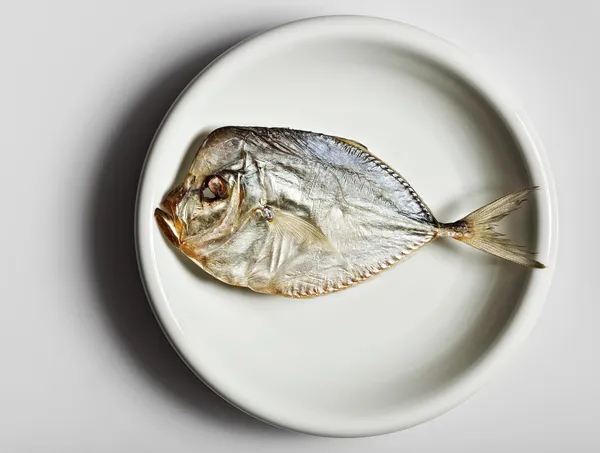 Gesalzener Mondfisch auf weißem Teller — Stockfoto